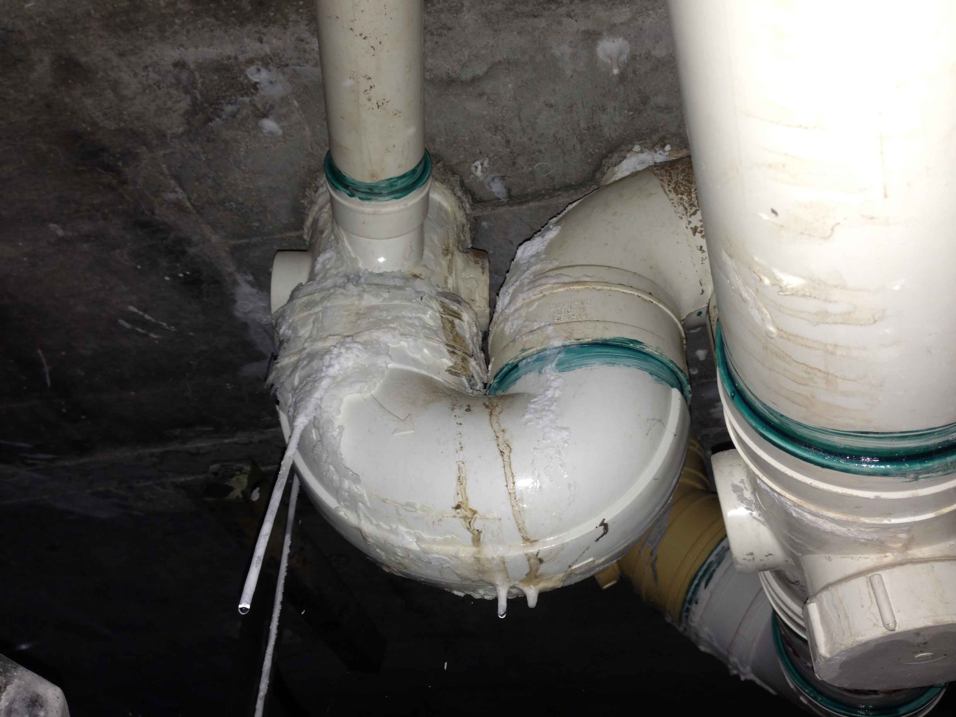 1. inter-floor leak. mineral formation by leaking water..jpg